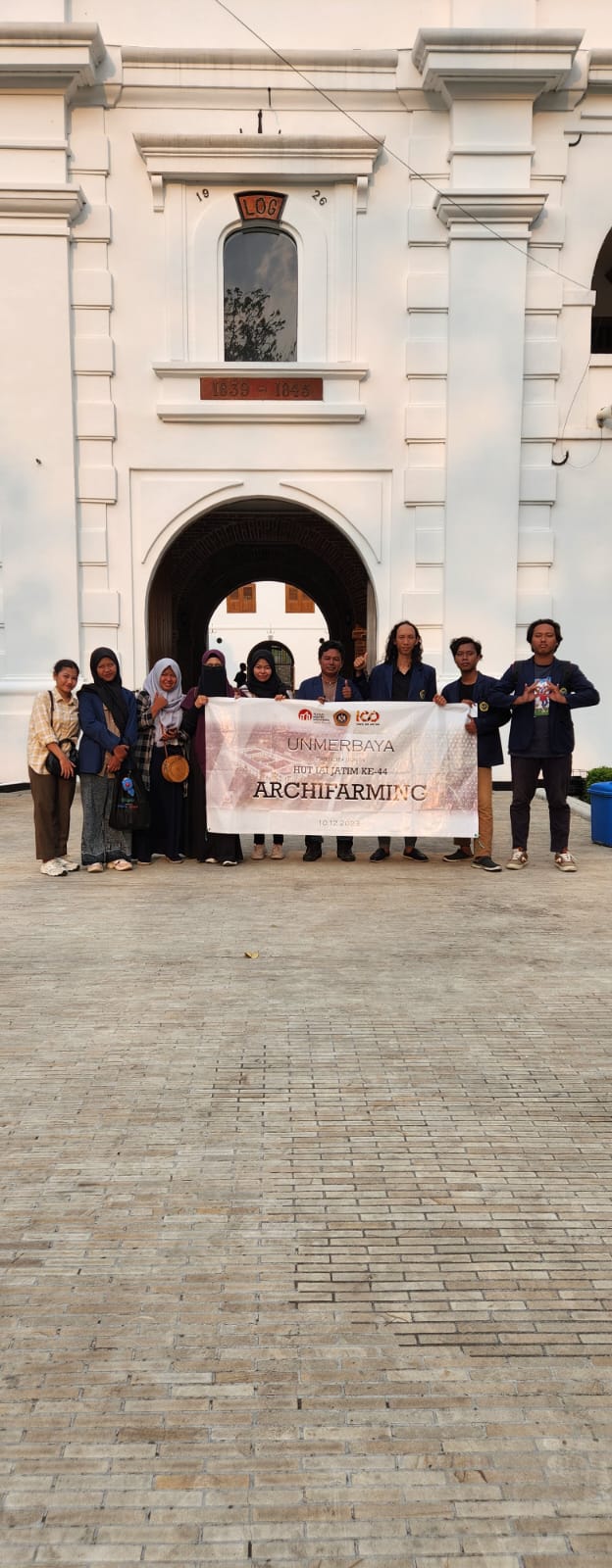 unmerbaya.ac.id
